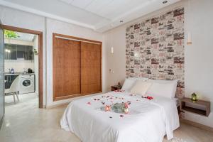 POOL, Central Location, Cosy 1BR, AC, Parking