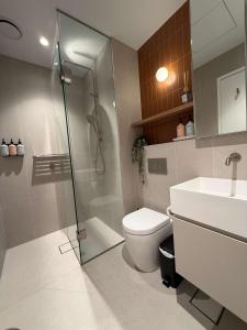 Modern 2BR 2Bath Apartment FREE PARKING Leafy Park Views