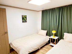 홍대입구역 direct 1min room