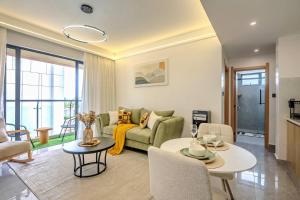 Cozy Haven Lavington - Heated Pool and Gym