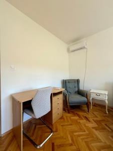 Entire spacious apartment with free parking