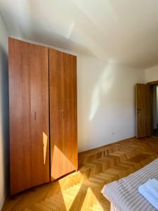 Entire spacious apartment with free parking