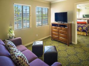 One-Bedroom Queen Suite room in London Bridge Resort