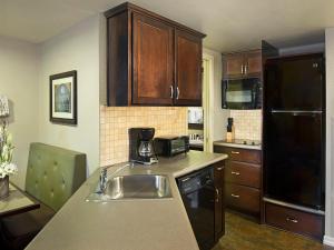 Two-Bedroom Deluxe Suite room in London Bridge Resort
