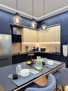 London Pool Luxury Villa