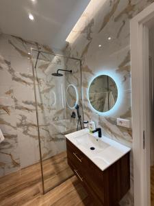 London Pool Luxury Villa