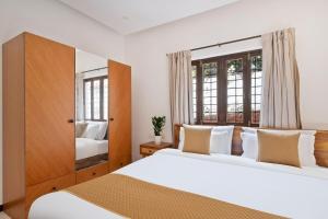 Casa Gulmohar 7BHK by Hottley