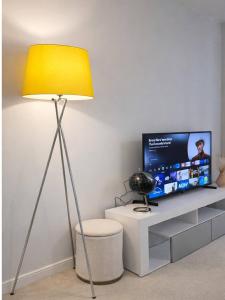 Cozy en-suite Room in a 2bedrm Aprt w FastWiFi, Free Parking