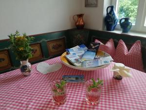 Ruhige Ferienwohnung in seenaher Künstlervilla in Gstadt