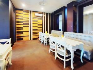 RedDoorz at Hotel Istana Permata Ngagel Surabaya