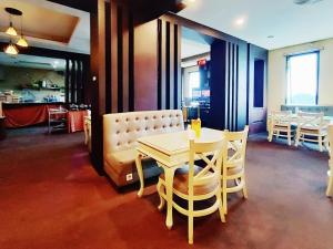 RedDoorz at Hotel Istana Permata Ngagel Surabaya