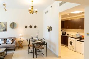 Modern 2BR Oasis - Chic Cozy Retreat