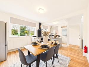Spacious 3BR House with Free Parking , Sleeps 5, Near M1 & Hospital