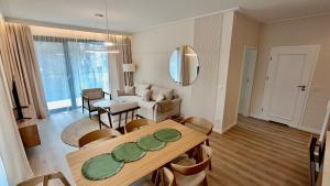 Rezydencja Niechorze LUKSUSOWY E209 z Tarasem, Basenem, Sauną, Jacuzzi, przy samej PLAŻY - 5D Apartments