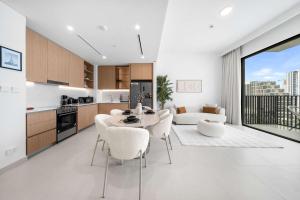 Free housekeeping visits during your stay - StayShort - 2 Bedroom sleeps 4 in Dubai Hills with Balcony