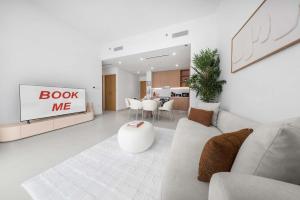 Free housekeeping visits during your stay - StayShort - 2 Bedroom sleeps 4 in Dubai Hills with Balcony