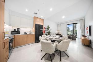 Free housekeeping visits during your stay - StayShort - Stunning 2 Bed in Mina Rashid that Sleeps 3