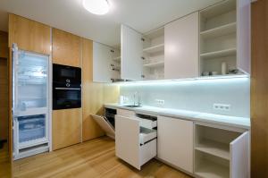 20-206 Kvartet, Vasyl Lypkivskyi 16g, Kyiv, railway station, metro nearby, panoramic city view, 15 kW backup power, Petrovdom Apartment