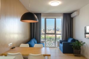 20-206 Kvartet, Vasyl Lypkivskyi 16g, Kyiv, railway station, metro nearby, panoramic city view, 15 kW backup power, Petrovdom Apartment
