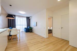 20-206 Kvartet, Vasyl Lypkivskyi 16g, Kyiv, railway station, metro nearby, panoramic city view, 15 kW backup power, Petrovdom Apartment