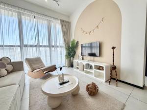 Urban Suites #Soft creamy #Infinity Pool #local neighbourhood #4pax #2BR 2bath #2Queen #Quality well maintained #Private host