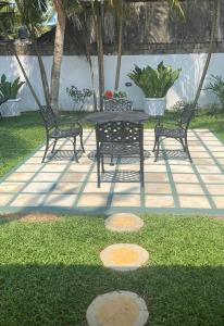 Villa Amaara - 5 Bedrooms, large pool, exclusive private property in Kalutara North - 100 metres from beach - Pro-rata Rates