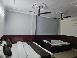 Hotel Deurali Deluxe --02 Minutes Walk Nizamuddin Railway Station