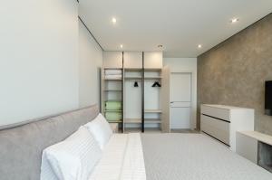 7-13 Manhattan, Beresteiskyi 11, Kyiv, Politekh metro nearby, stunning city view, 15 kW backup power, Petrovdom Apartment