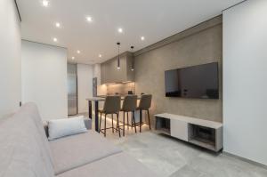 7-13 Manhattan, Beresteiskyi 11, Kyiv, Politekh metro nearby, stunning city view, 15 kW backup power, Petrovdom Apartment