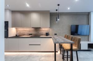 7-13 Manhattan, Beresteiskyi 11, Kyiv, Politekh metro nearby, stunning city view, 15 kW backup power, Petrovdom Apartment