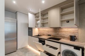 7-13 Manhattan, Beresteiskyi 11, Kyiv, Politekh metro nearby, stunning city view, 15 kW backup power, Petrovdom Apartment