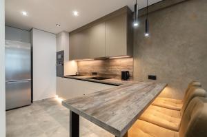 7-13 Manhattan, Beresteiskyi 11, Kyiv, Politekh metro nearby, stunning city view, 15 kW backup power, Petrovdom Apartment