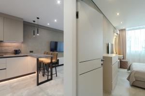 7-13 Manhattan, Beresteiskyi 11, Kyiv, Politekh metro nearby, stunning city view, 15 kW backup power, Petrovdom Apartment