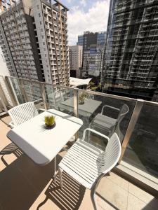 Urban Haven:Cozy 2BR Uptown BGC w Washer + Balcony