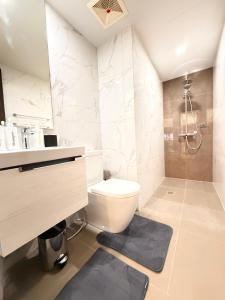 Urban Haven:Cozy 2BR Uptown BGC w Washer + Balcony