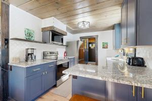 Newly remodeled ski-in - ski-out cabin with washer & dryer new kitchen - walk to lifts