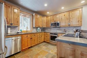 Luxurious furnished modern mountain ski chaletdeep in the woods