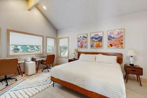 Luxurious furnished modern mountain ski chaletdeep in the woods