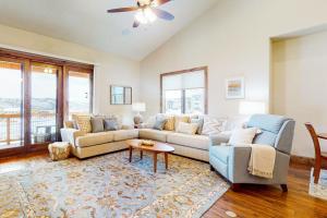 Exquisite mountainside townhome with 12-seat hot tub lake views & pool table