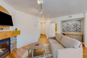 Stunning alpine escape with pool hot tub fireplace balcony & mountain views