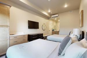 Beautiful resort studio with pool gym and mountain views