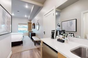 Beautiful resort studio with pool gym and mountain views