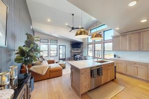 Modern condo with fireplace and private balcony - lake view
