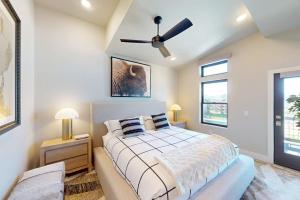 Modern condo with fireplace and private balcony - lake view