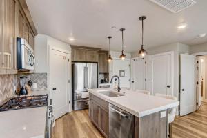 Beautiful resort condo - incredible amenities - shuttle service