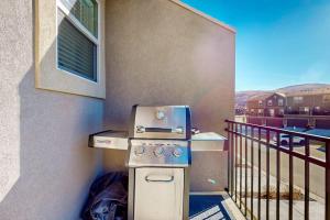 Stunning dog-friendly retreat with large balcony fireplace & mountain views