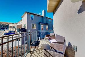 Stunning dog-friendly retreat with large balcony fireplace & mountain views