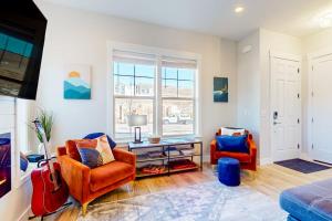 Stunning dog-friendly retreat with large balcony fireplace & mountain views