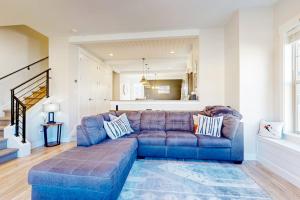 Stunning dog-friendly retreat with large balcony fireplace & mountain views