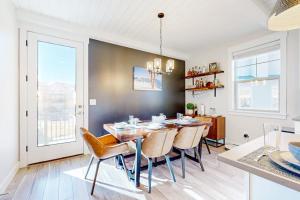 Stunning dog-friendly retreat with large balcony fireplace & mountain views